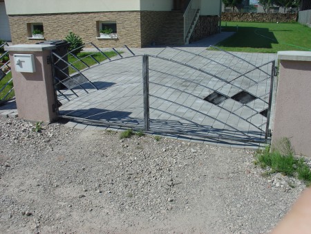 hotová brána Čereňany